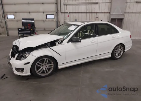 2013 Mercedes-Benz C 300 Sport 4Matic z USA, uszkodzony, nr VIN WDDGF8AB9DR279354